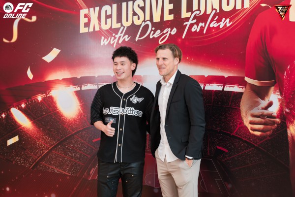 Huyền thoại Diego Forlan mừng sinh nhật cùng FC Online tại Hà Nội Huyền thoại Diego Forlan mừng sinh nhật cùng FC Online tại Hà Nội