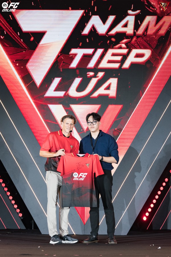 Huyền thoại Diego Forlan mừng sinh nhật cùng FC Online tại Hà Nội Huyền thoại Diego Forlan mừng sinh nhật cùng FC Online tại Hà Nội