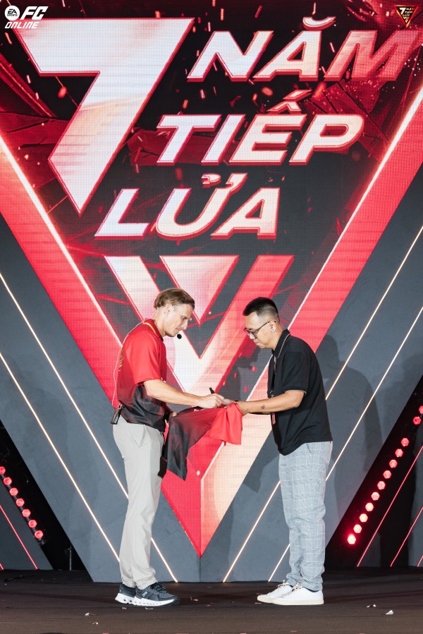 Huyền thoại Diego Forlan mừng sinh nhật cùng FC Online tại Hà Nội Huyền thoại Diego Forlan mừng sinh nhật cùng FC Online tại Hà Nội