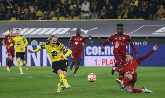 Lewandowski tỏa sáng, Bayern Munich ngược dòng ấn tượng trước Dortmund