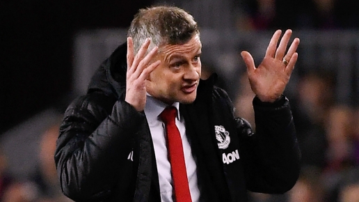 Sau khi lên thay thế Mourinho vào tháng 12 năm ngoái, Solskjaer đã nhanh chóng tạo được một hiệu ứng cực mạnh tại Old Trafford trong vai trò HLV tạm quyền. Bằng cách thổi vào các cầu thủ những một luồng sinh khí mới và qua đó nhanh chóng đưa đội bóng trở lại cuộc đua vào top 4 Premier League, cũng như vào tứ kết Champions League.    Solskjaer đã hết bài? Tuy nhiên trong hơn 1 tháng trở lại đây, 'hiệu ứng' Solskjaer dường như đã không còn đủ tác dụng và từ đó hàng loạt kết quả không thật sự tốt cũng đã xuất hiện với Quỷ Đỏ. Cụ thể trong 7 trận gần đây, tổng số thất bại mà Man Utd đã phải nhận đó là 5.  Nói về điều này, cựu danh thủ Paul Ince đã nhận định: "Điều khiến tôi lo nhất là kể từ khi Ole được bổ nhiệm làm HLV chính thức, Man Utd như là một đội bóng khác hẳn. Họ chơi theo một kiểu khác."    "Khi Solskjaer còn làm HLV tạm quyền, họ kiến tạo hết cơ hội này đến cơ hội. Và bây giờ khi ông ấy đã nhận việc thì họ đi thụt lùi. Tôi luôn nói rằng áp lực sẽ lớn hơn nếu Ole nhận việc chính thức. Tôi đã nói điều này hàng tháng trước. Đây là lý do tại sao tôi lại nói như thế. Khi một HLV tạm quyền đến thì tâm trạng mọi người phấn chấn hơn. Nhưng khi ông ấy được bổ nhiệm thì họ lại chơi tệ hơn trước."  "Cách MU chơi bóng bây giờ chẳng khác gì thời Mourinho. Họ để các đội bóng khác tự do tấn công và đánh mất chính mình. Solskjaer sẽ có 2 năm để thu hẹp khoảng cách giữa MU và các kình địch. Nếu cậu ấy không làm được, bạn biết điều gì sẽ xảy ra rồi đấy.”