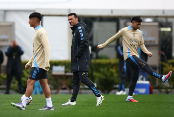 Messi chỉ thi đấu 1 trận tại Argentina, HLV Scaloni có quyết định bất ngờ Messi chỉ thi đấu 1 trận tại Argentina, HLV Scaloni có quyết định bất ngờ