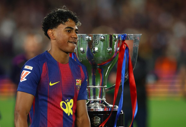 Messi chúc mừng Barcelona sớm vô địch La Liga, Yamal chính thức vượt mặt Ronaldo