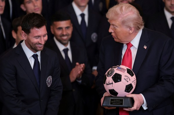 Messi gây sốt trong chuyến thăm Nhà Trắng, được Tổng thống Mỹ Donald Trump khen giỏi hơn… Pele