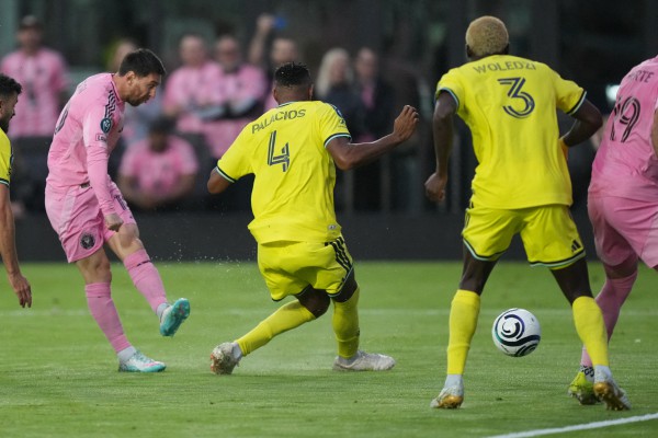 Messi ghi bàn thứ 900 ở tuổi 38, Inter Miami vẫn bị loại khỏi CONCACAF Champions Cup