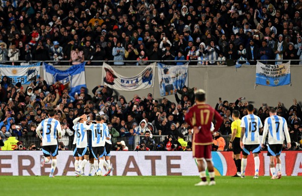 Messi ghi cú đúp trong trận đấu cuối vòng loại World Cup, CĐV Argentina càng tiếc nuối Messi ghi cú đúp trong trận đấu cuối vòng loại World Cup, CĐV Argentina càng tiếc nuối