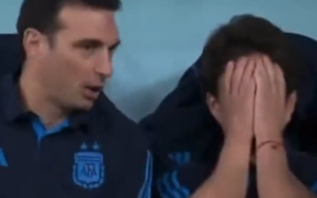 Messi khiến thần tượng duy nhất bật khóc, thở dốc ngay trên sân