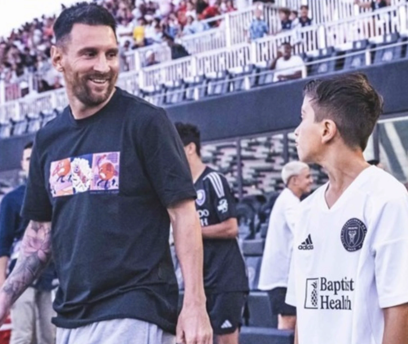 Messi nói gì khi chia sẻ khoảnh khắc hạnh phúc cùng con trai bước ra sân?