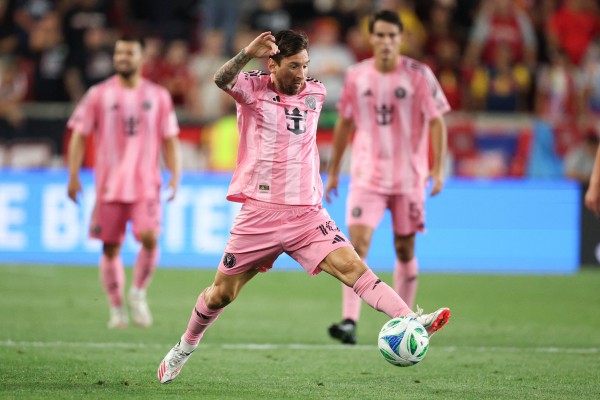 Messi vượt kỷ lục ghi bàn của Ronaldo về số liệu thống kê hàng đầu Messi vượt kỷ lục ghi bàn của Ronaldo về số liệu thống kê hàng đầu