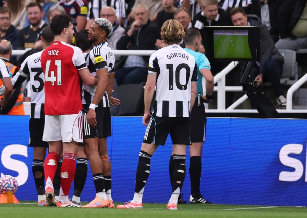 Newcastle thua đau Arsenal phút 90+6, tranh cãi cực gắt nổ ra: Trọng tài VAR ở đâu? Newcastle thua đau Arsenal phút 90+6, tranh cãi cực gắt nổ ra: Trọng tài VAR ở đâu?