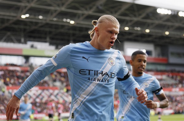 Phạt đền tranh cãi khiến Barcelona thảm bại không tưởng, Man City đang lặng lẽ tiến lên