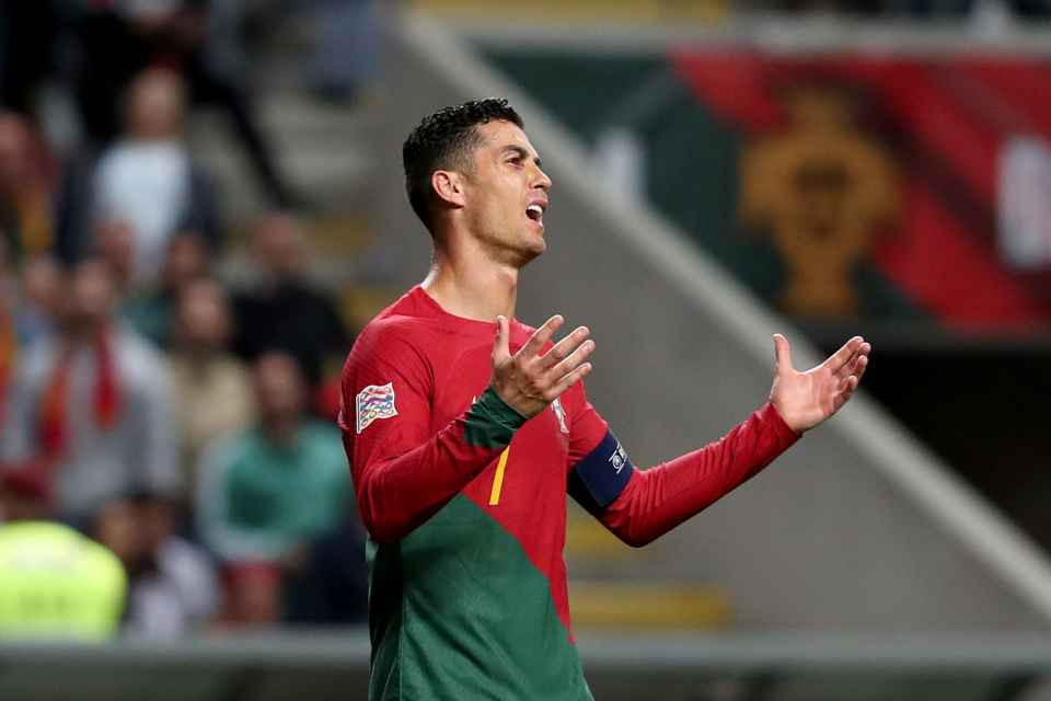 Ronaldo lại ném băng đội trưởng ĐT Bồ Đào Nha