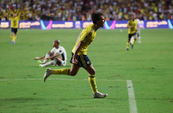 Ronaldo tỏa sáng khiến 40.000 CĐV sung sướng, Al Nassr vào chung kết Super Cúp dù chơi thiếu người Ronaldo tỏa sáng khiến 40.000 CĐV sung sướng, Al Nassr vào chung kết Super Cúp dù chơi thiếu người