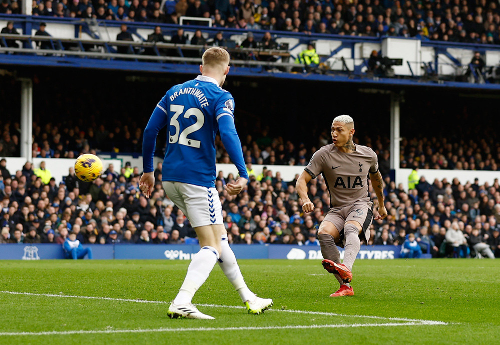 Tottenham đánh rơi chiến thắng trước Everton