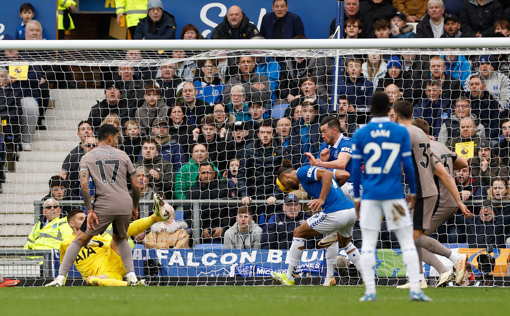 Tottenham đánh rơi chiến thắng trước Everton