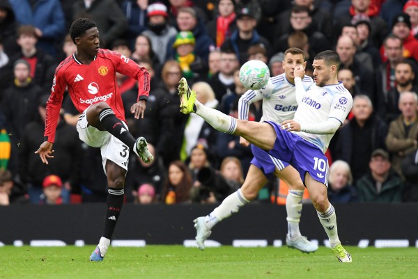 VAR gây tranh cãi, M.U đánh bại Aston Villa trận 'đại chiến' tốp 3