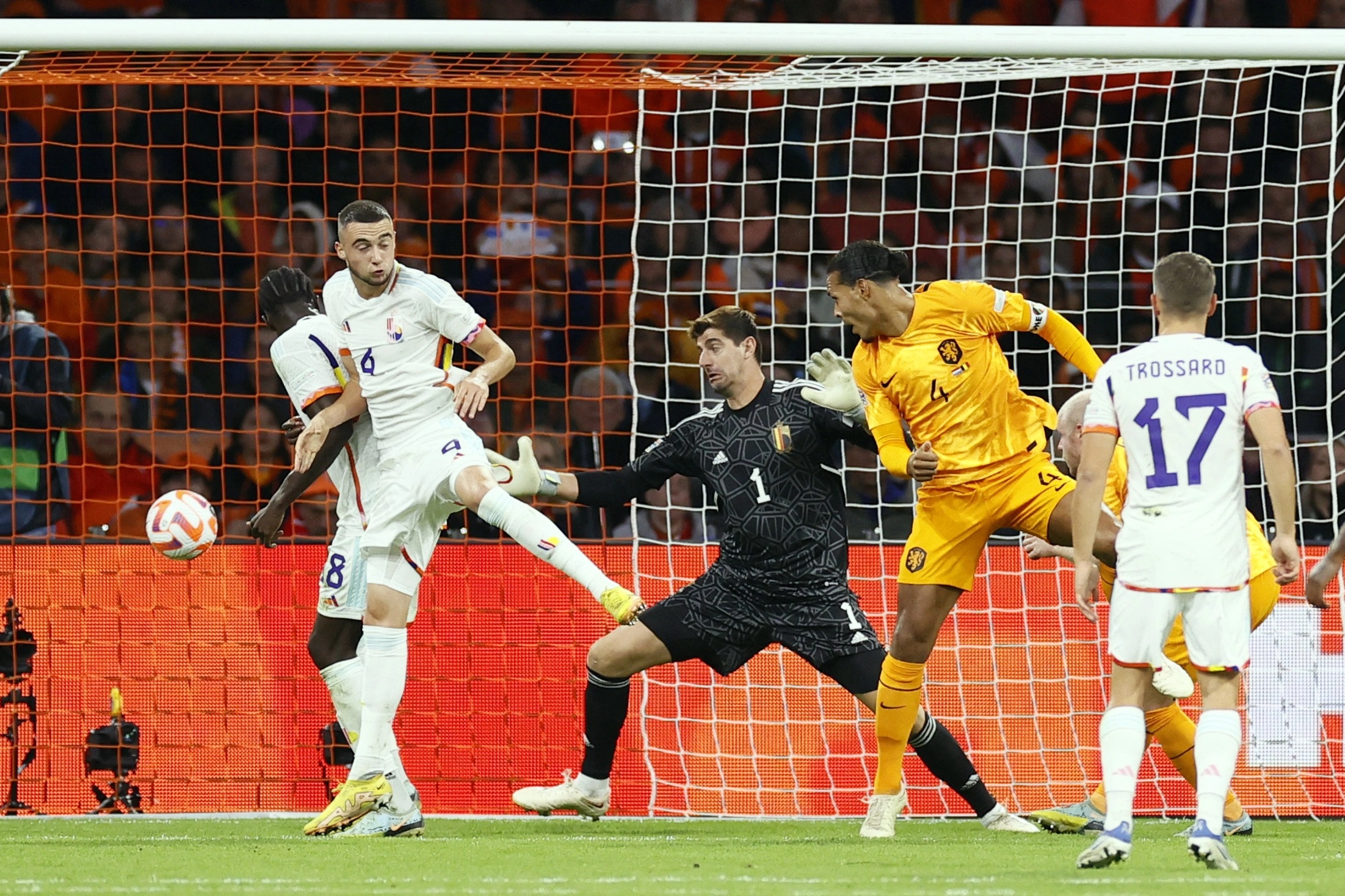 Van Dijk tỏa sáng, Hà Lan giành vé vào bán kết UEFA Nations League