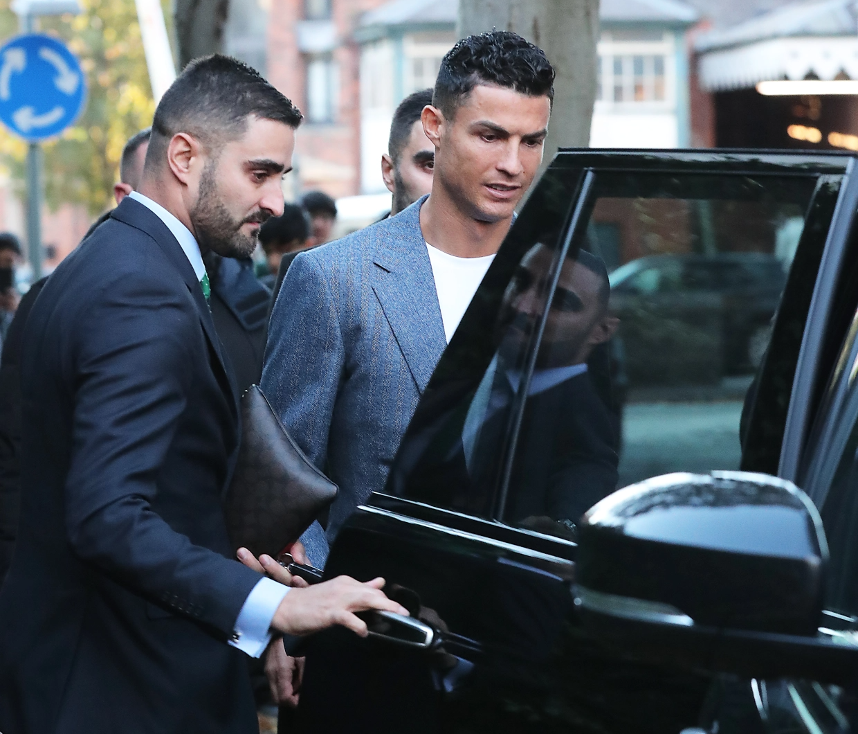 Vệ sĩ bảo vệ an toàn cho Cristiano Ronaldo bị điều tra