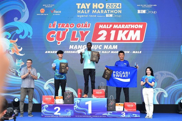 10.000 vận động viên cùng Pocari Sweat Việt Nam chinh phục Tay Ho Half Marathon 2024