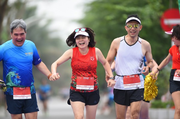 10.000 vận động viên cùng Pocari Sweat Việt Nam chinh phục Tay Ho Half Marathon 2024