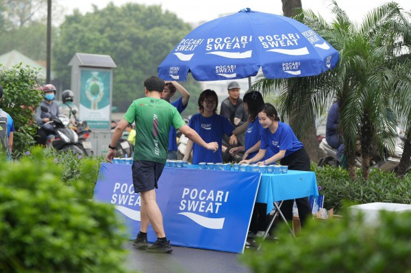 10.000 vận động viên cùng Pocari Sweat Việt Nam chinh phục Tay Ho Half Marathon 2024