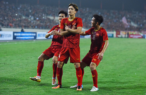 Hoàng Đức - người nâng tỷ số lên 2-0 - mừng bàn thắng theo phong cách lạnh lùng. Ảnh: Giang Huy.