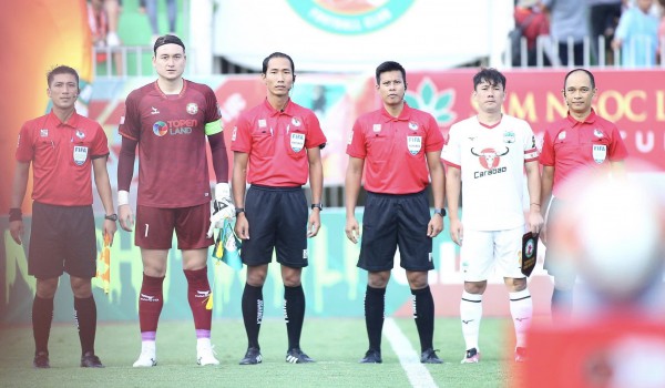 Bắc Ninh đề nghị thuê trọng tài ngoại bắt trận play-off, nào ngờ VFF đã chủ động mời 2 trọng tài Singapore Bắc Ninh đề nghị thuê trọng tài ngoại bắt trận play-off, nào ngờ VFF đã chủ động mời 2 trọng tài Singapore