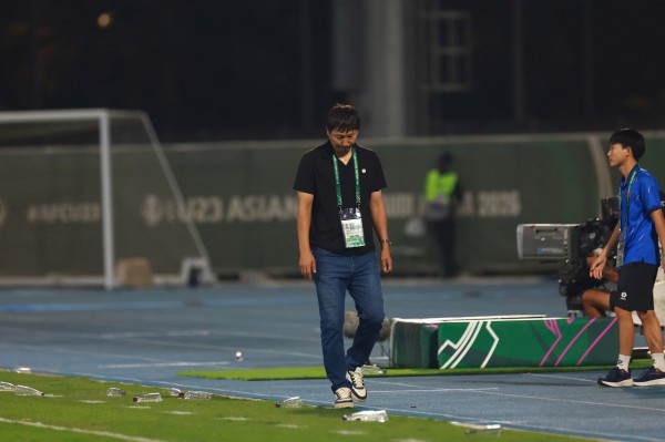 Báo Hàn Quốc lý giải khoảnh khắc trầm lặng của HLV Kim Sang-sik sau trận thắng đội bóng quê hương