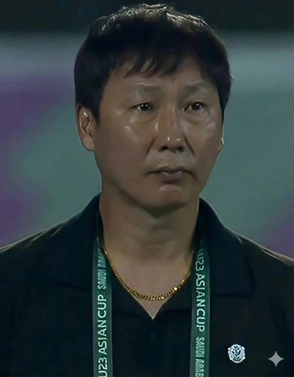 Báo Hàn Quốc lý giải khoảnh khắc trầm lặng của HLV Kim Sang-sik sau trận thắng đội bóng quê hương