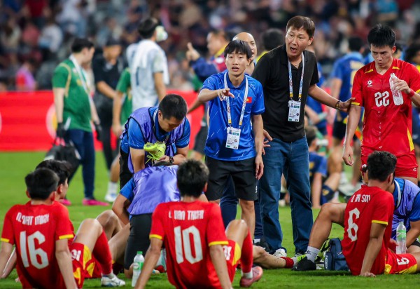 Bảo vệ ngôi vương AFF Cup 2026: Áp lực kép cho HLV Kim Sang-sik đến từ đâu?