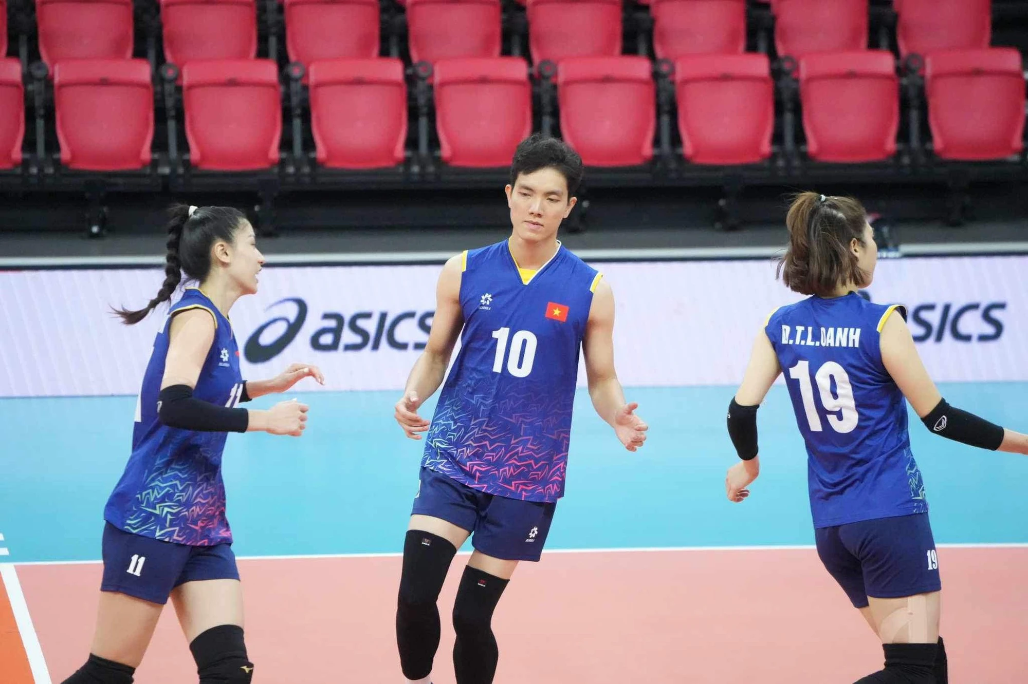 Bích Tuyền đập bóng 'sấm sét' giúp đội tuyển bóng chuyền nữ Việt Nam đánh bại Kazakhstan