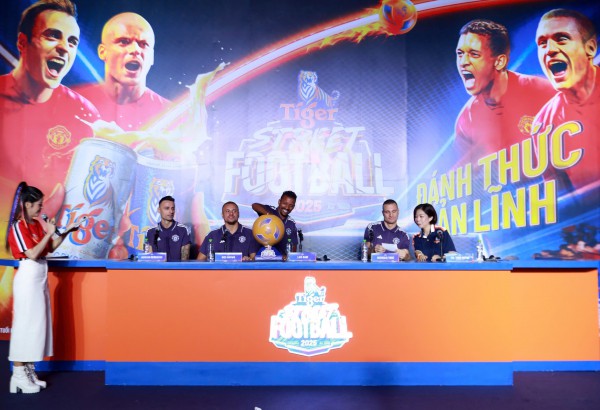 Bộ tứ huyền thoại M.U đối đầu nhau khi dẫn dắt 4 đội bóng đá đường phố Việt Nam