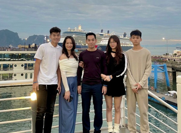 'Bờ vai' vững chãi của sao U.23 Việt Nam Nguyễn Hiểu Minh: Con đi đâu, bố mẹ theo đấy! 'Bờ vai' vững chãi của sao U.23 Việt Nam Nguyễn Hiểu Minh: Con đi đâu, bố mẹ theo đấy!