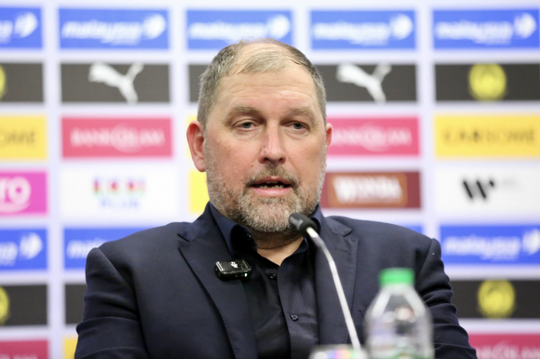 Bóng đá Malaysia rối ren: HLV Cklamovski 'quay xe', chuyên gia yêu cầu FAM đừng mãi im lặng Bóng đá Malaysia rối ren: HLV Cklamovski 'quay xe', chuyên gia yêu cầu FAM đừng mãi im lặng