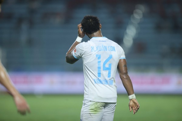 ‘Bỗng dưng’ ghi bàn trở lại, Xuân Son dí dỏm ‘nhờ cắt tóc đổi vận’: Thầy Kim không mong gì hơn! ‘Bỗng dưng’ ghi bàn trở lại, Xuân Son dí dỏm ‘nhờ cắt tóc đổi vận’: Thầy Kim không mong gì hơn!