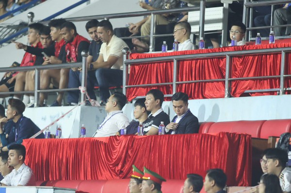 ‘Bỗng dưng’ ghi bàn trở lại, Xuân Son dí dỏm ‘nhờ cắt tóc đổi vận’: Thầy Kim không mong gì hơn! ‘Bỗng dưng’ ghi bàn trở lại, Xuân Son dí dỏm ‘nhờ cắt tóc đổi vận’: Thầy Kim không mong gì hơn!