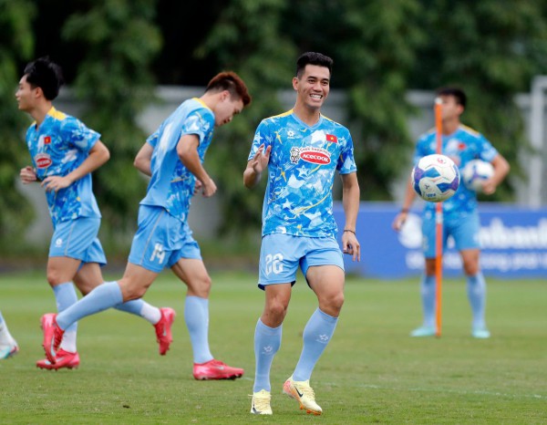 Buổi tập đội tuyển Việt Nam lại bất an, vẫn thiếu vắng Bùi Tiến Dũng: Ai thay đấu Nepal?