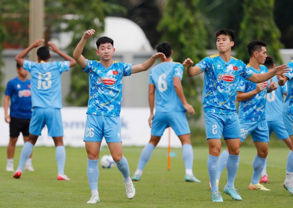 Buổi tập đội tuyển Việt Nam lại bất an, vẫn thiếu vắng Bùi Tiến Dũng: Ai thay đấu Nepal?