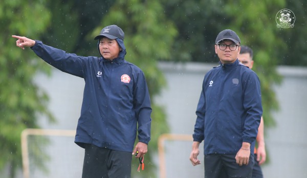 CLB CA TP.HCM chiêu mộ cựu sao trẻ Barca, 'đội mưa' tập luyện: Quyết thắng HAGL