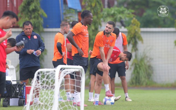 CLB CA TP.HCM chiêu mộ cựu sao trẻ Barca, 'đội mưa' tập luyện: Quyết thắng HAGL