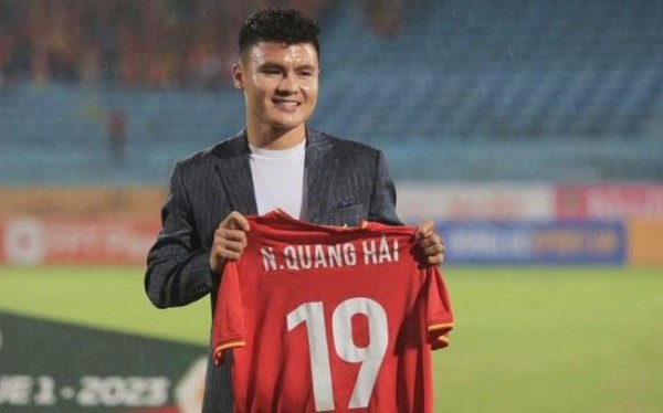 CLB Công an Hà Nội đăng ký 2 số áo cho Quang Hải