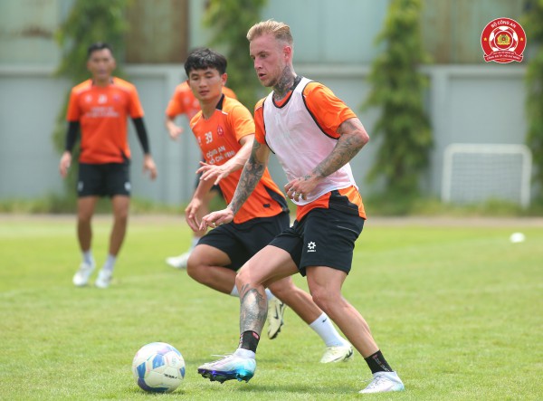 CLB Công an TP.HCM đón ngoại binh khủng: Thầy trò HLV Lê Huỳnh Đức lợi hại hơn CLB Công an TP.HCM đón ngoại binh khủng: Thầy trò HLV Lê Huỳnh Đức lợi hại hơn