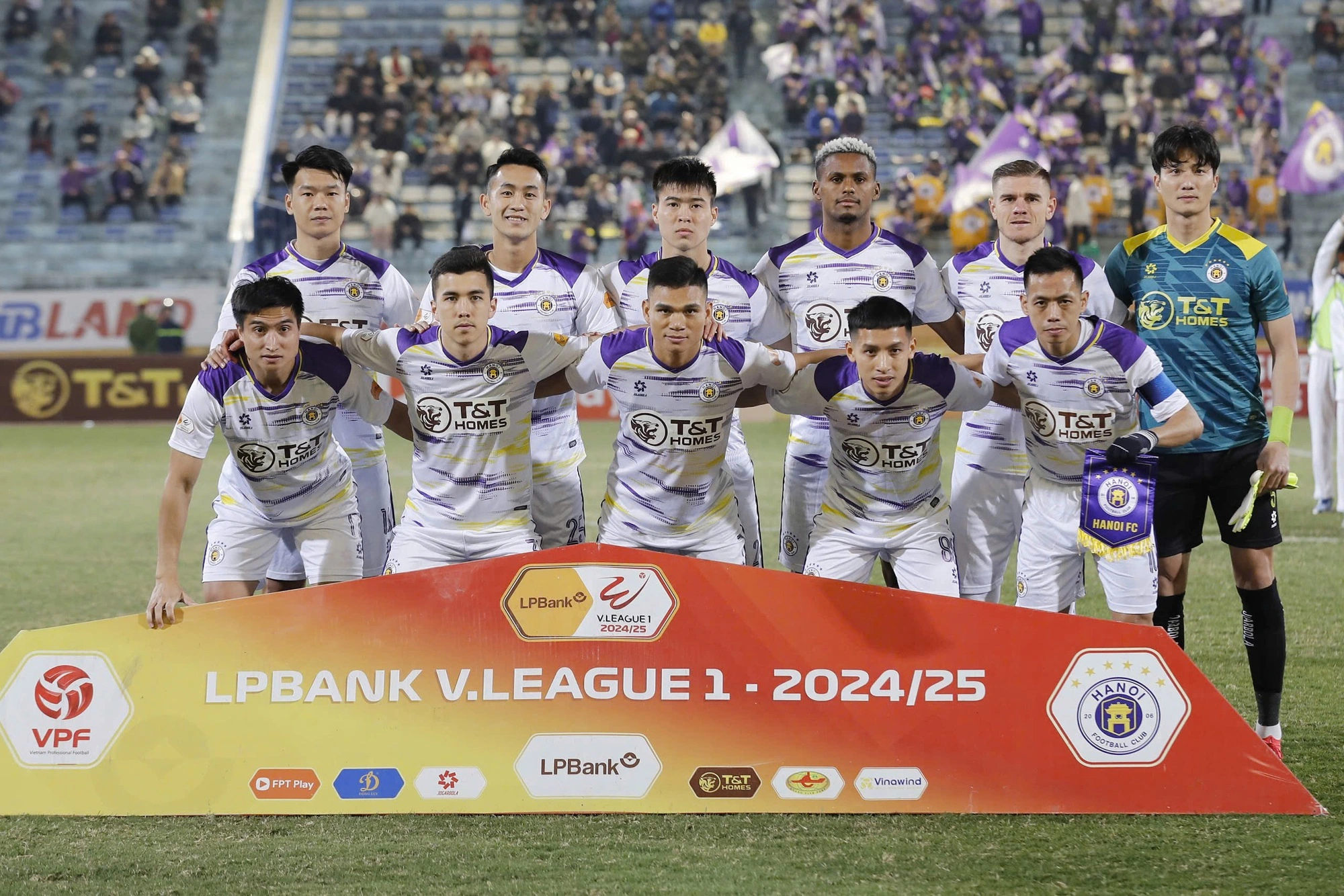 CLB Hà Nội nhận cú hích đặc biệt trước lượt về V-League: Được rót 18 tỉ đồng CLB Hà Nội nhận cú hích đặc biệt trước lượt về V-League: Được rót 18 tỉ đồng