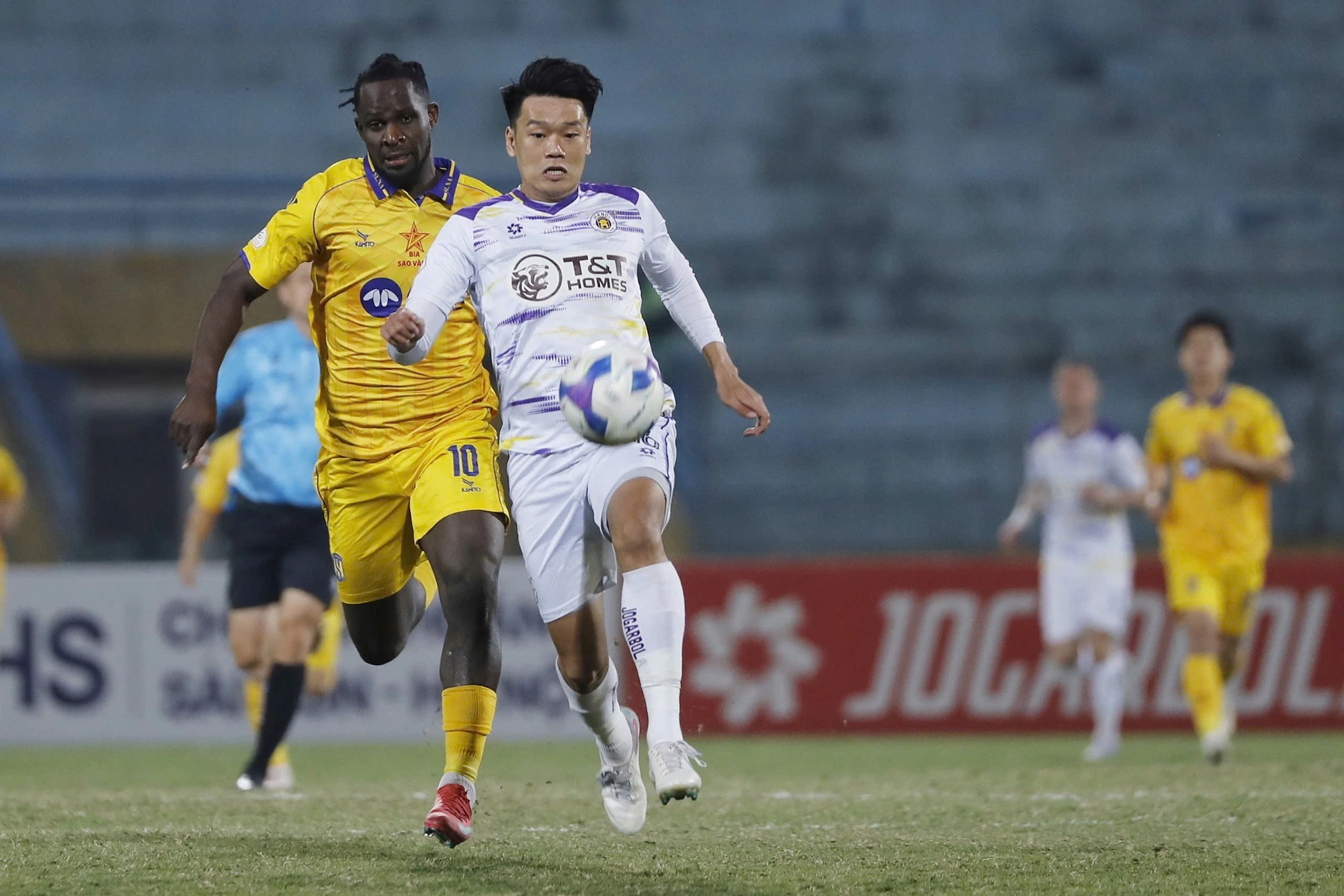 CLB Hà Nội nhận cú hích đặc biệt trước lượt về V-League: Được rót 18 tỉ đồng CLB Hà Nội nhận cú hích đặc biệt trước lượt về V-League: Được rót 18 tỉ đồng