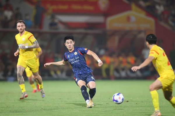 CLB PVF-CAND thoát vị trí 'đèn đỏ'