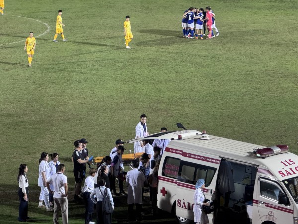 CLB nữ TP.HCM vào tứ kết châu Á, cầu thủ Singapore bất ngờ ngã quỵ phải đi cấp cứu CLB nữ TP.HCM vào tứ kết châu Á, cầu thủ Singapore bất ngờ ngã quỵ phải đi cấp cứu