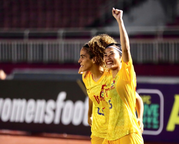 CLB nữ TP.HCM vào tứ kết châu Á, cầu thủ Singapore bất ngờ ngã quỵ phải đi cấp cứu CLB nữ TP.HCM vào tứ kết châu Á, cầu thủ Singapore bất ngờ ngã quỵ phải đi cấp cứu