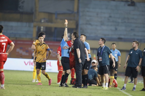 Cá tính góc cạnh của HLV Popov mang tới cho V-League màu sắc riêng, nhưng... Cá tính góc cạnh của HLV Popov mang tới cho V-League màu sắc riêng, nhưng...