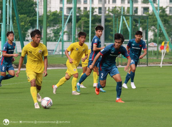 Các cầu thủ U23 Việt Nam nỗ lực thể hiện khả năng trong trận đấu tập với U21 Hà Nội