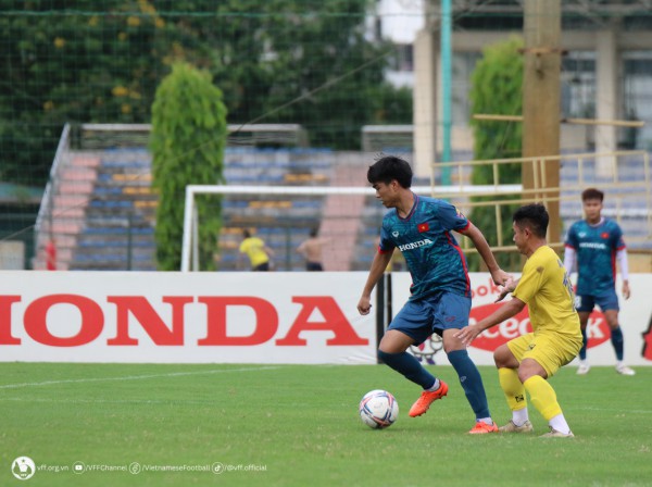 Các cầu thủ U23 Việt Nam nỗ lực thể hiện khả năng trong trận đấu tập với U21 Hà Nội